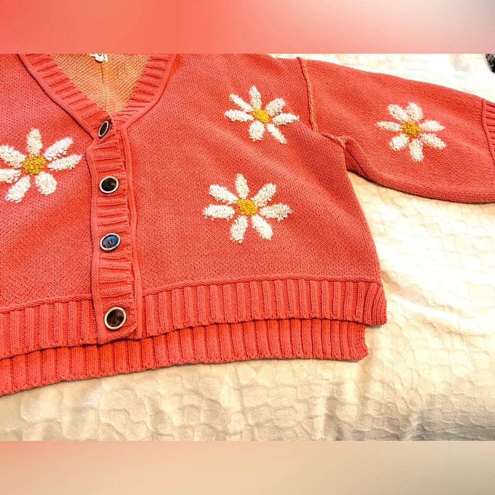 POL Peach button-down oversize sweater with white and yellow daisy flower size L - Picture 3 of 4